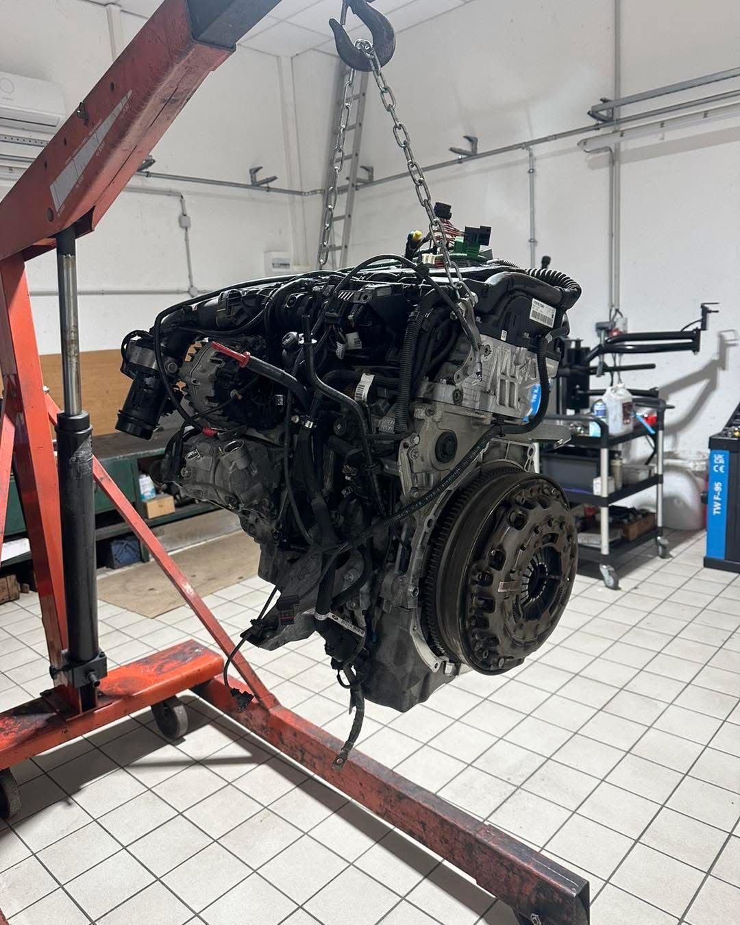 Moteur déposé sur grue d'atelier — grosse mécanique chez GC Performance